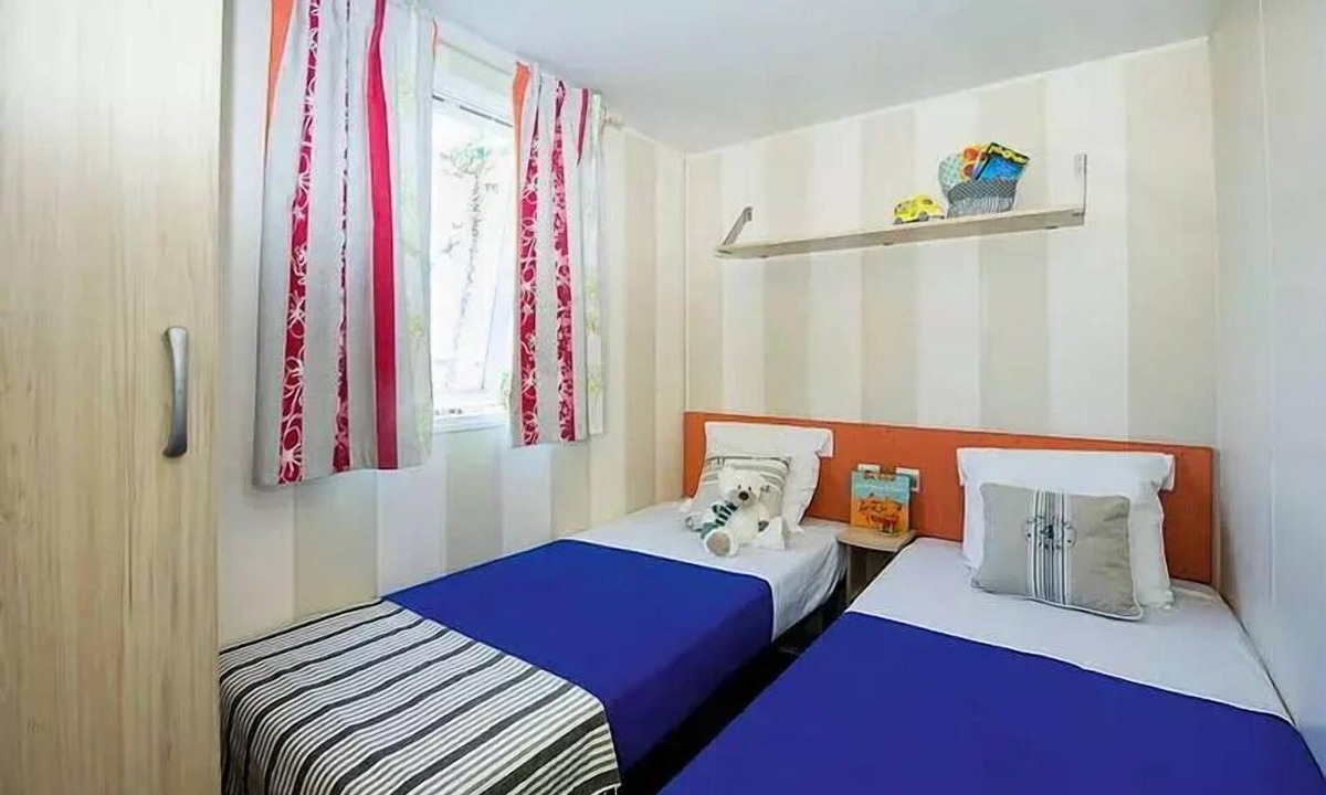 Beauvoir House | Mobile Home | Comfort | 2 Bedrooms | 4–6 people | Raised Deck | A/C | TV