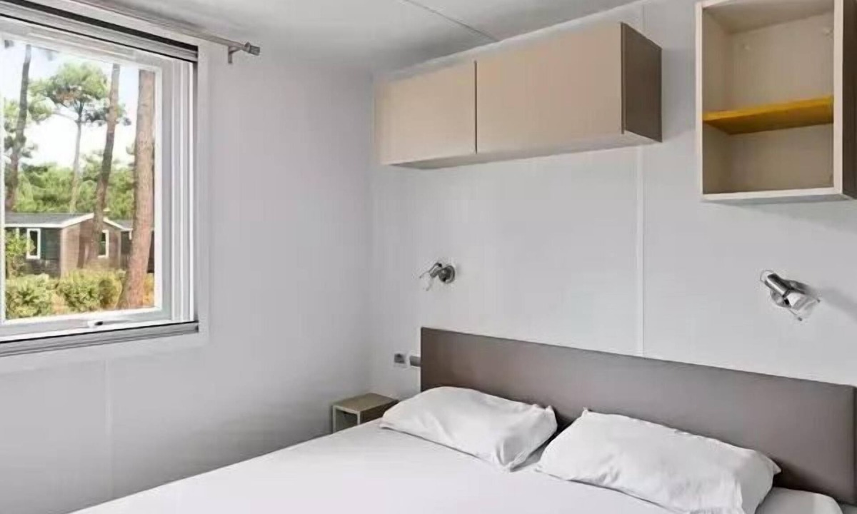 Torreilles House | Mobile Home | Ultimate | 3 Bedrooms | 6 Guests | Raised Deck | A/C | TV