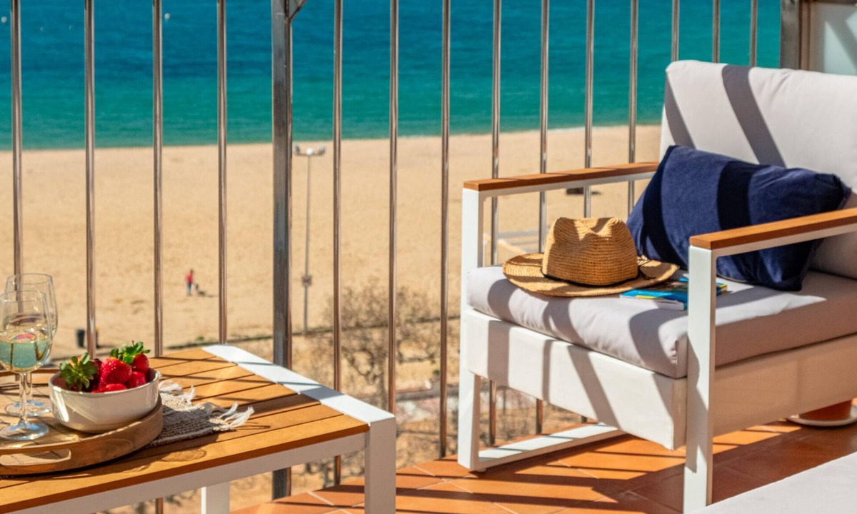 Palamos Apartment | Modern Air-Conditioned Apartment Facing Beach in Palamós