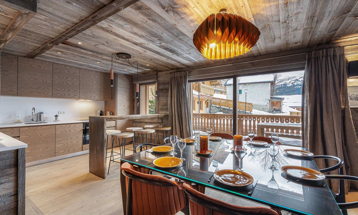 Meribel Village Apartment | Modern apartment in Méribel with private parking, near slopes for 8 people