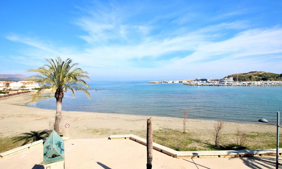 Llanca Apartment | Modern Comfortable Apartment Beachfront for 6 People