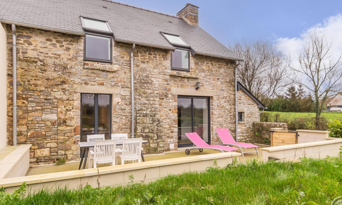 Besneville Cottage | Modern comfortable house with private garden, Besneville