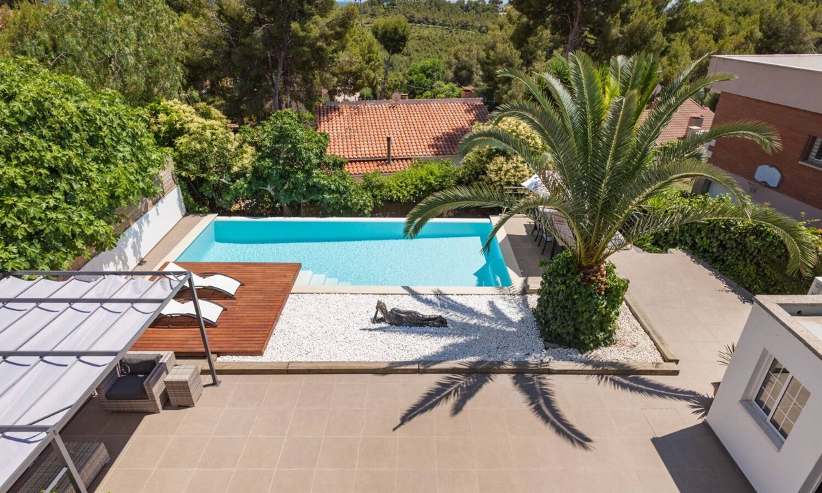 Castelldefels House | Modern house with pool and large garden