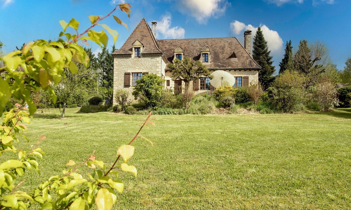 Cazoules House | Modern, Spacious Holiday Home in Cazoulès with Terrace, Parking, Pets Allowed, Near Sarlat