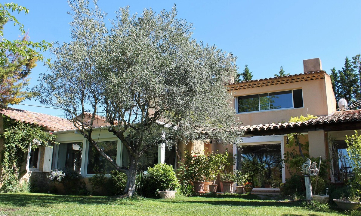Lourmarin Villa | Modern villa with private pool, sleeps 7, in Lourmarin and free WIFI.