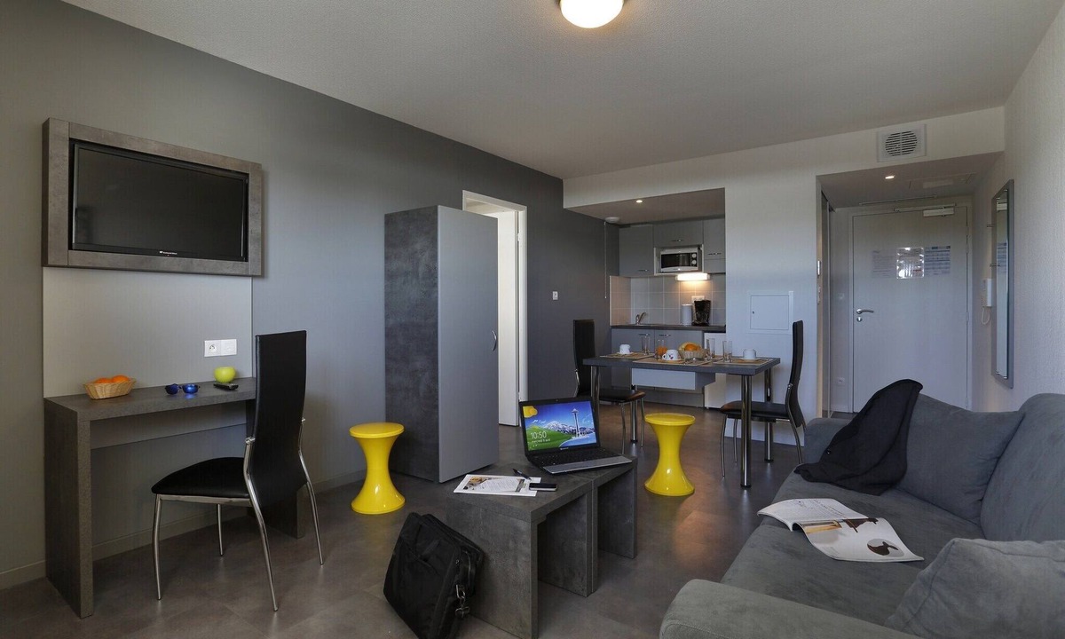 Saint-Jean-de-Vedas Apartment | Montpellier Base Near Coast with Balcony