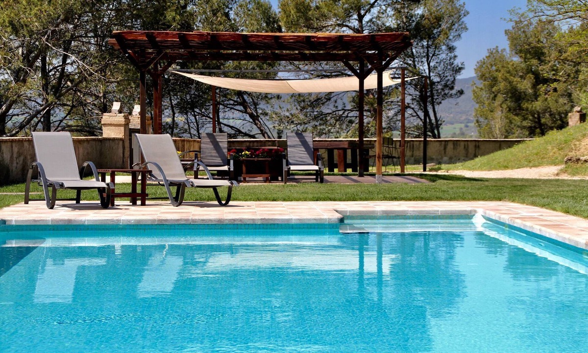 La Torre de Claramunt Apartment | Montserrat apartment with terrace and pool