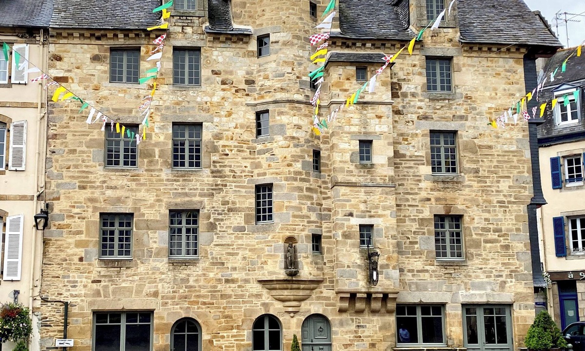 Landerneau House | Monument Historique du Xviième Siècle en Centre Ville