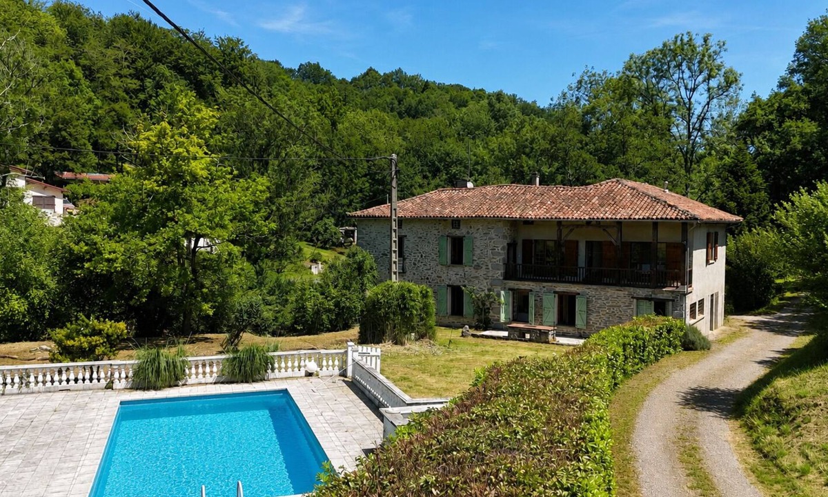 Montastruc-de-Salies House | Moulin de la Ribereuille Pyrenees view and swimming pool