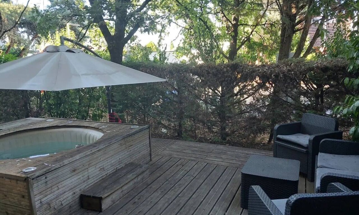 Saint-Andre-de-Cubzac Apartment | 'Near Bordeaux' Apartment with Shared Pool, Private Terrace, and Wi-Fi