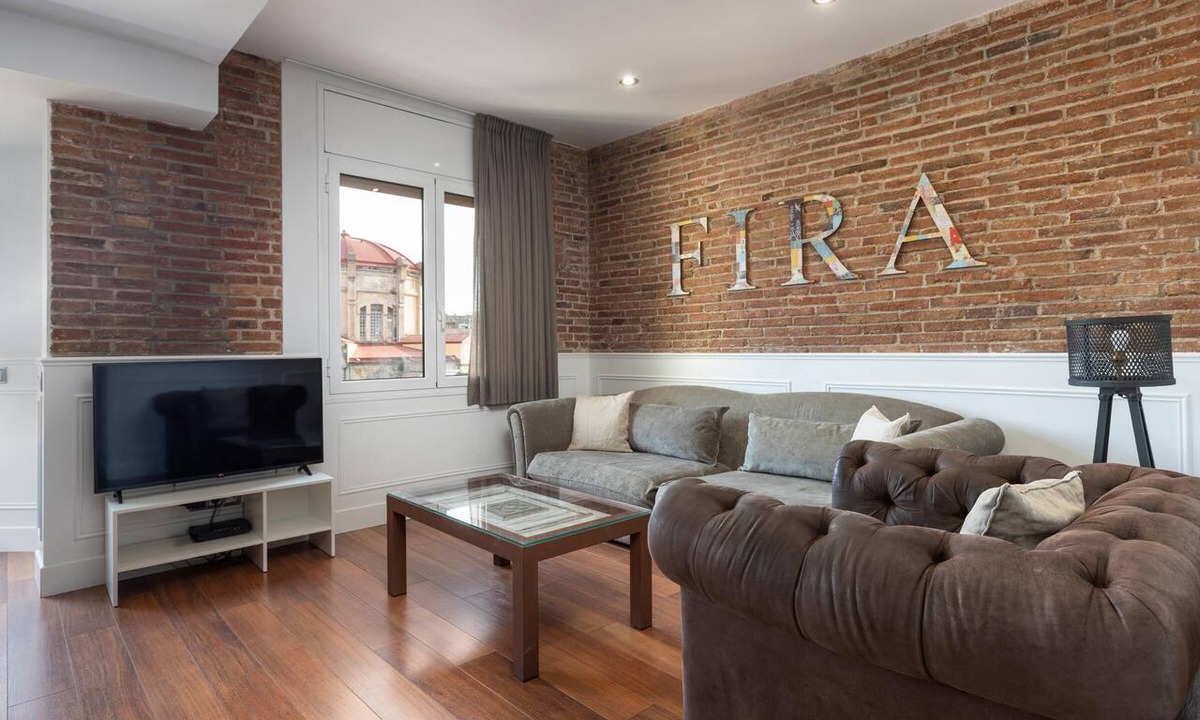 La Nova Esquerra de l'Eixample Apartment | Next to the train station and the Barcelona trade fair.