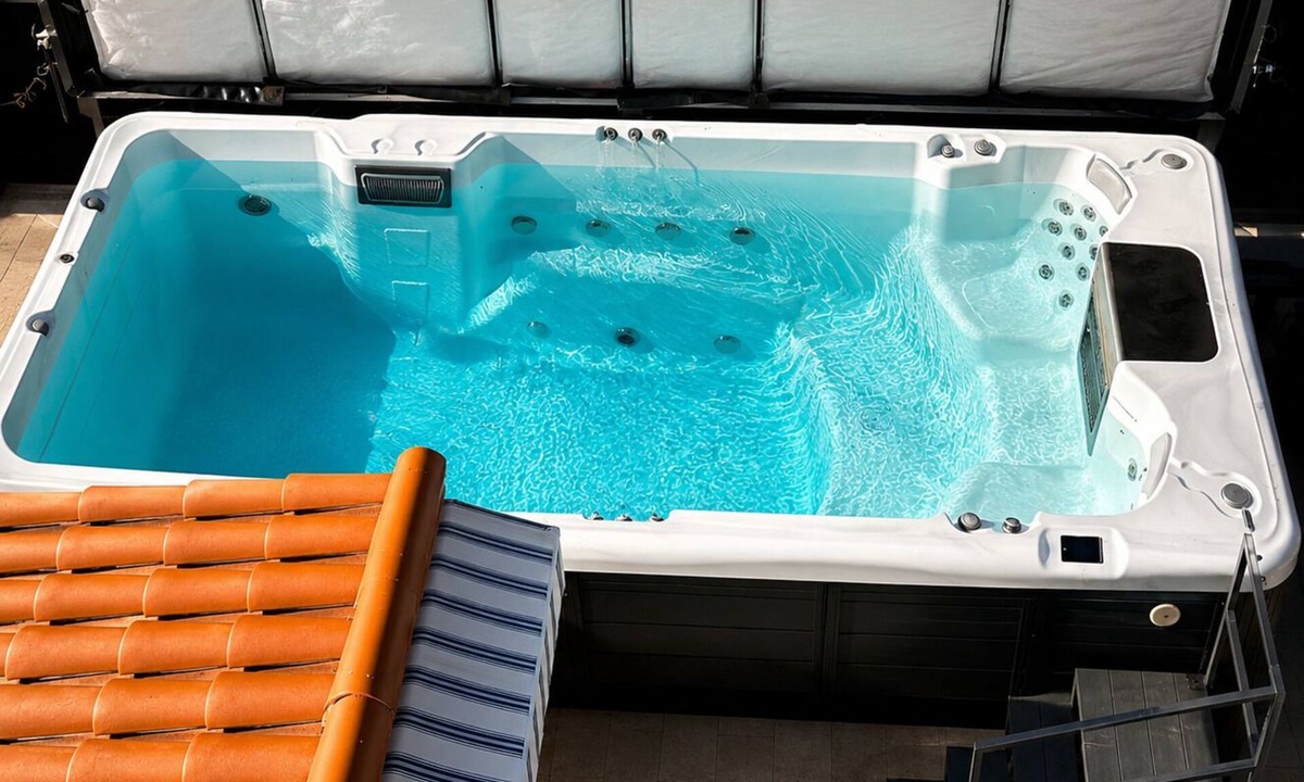 Saint-Roch Apartment | Nice Modern apartment with heated pool, terrace, garage and streetcar 2 min away