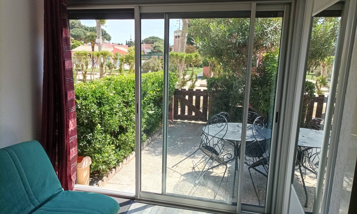 Les Arenes Apartment | One-bedroom apartment, 800 m from the beach, with a pool and parking. Ground-floor garden apartment with two entrances. Secure residential complex.
