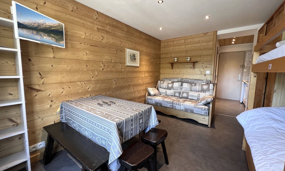 La Clusaz Apartment | OURS BLANC 9 – Studio with a beautiful mountain view, close to the aquatic area.