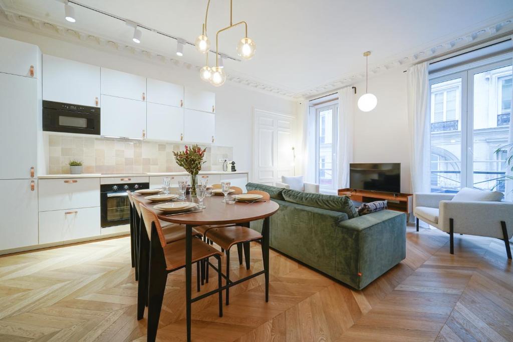 Quartier du Faubourg-Montmartre Apartment | Parisuites Central Grands boulevards Design Folies Bergères