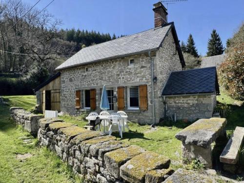 Ambrugeat House | Pause Naturelle au Four à Pain - Vue sur Montagnes