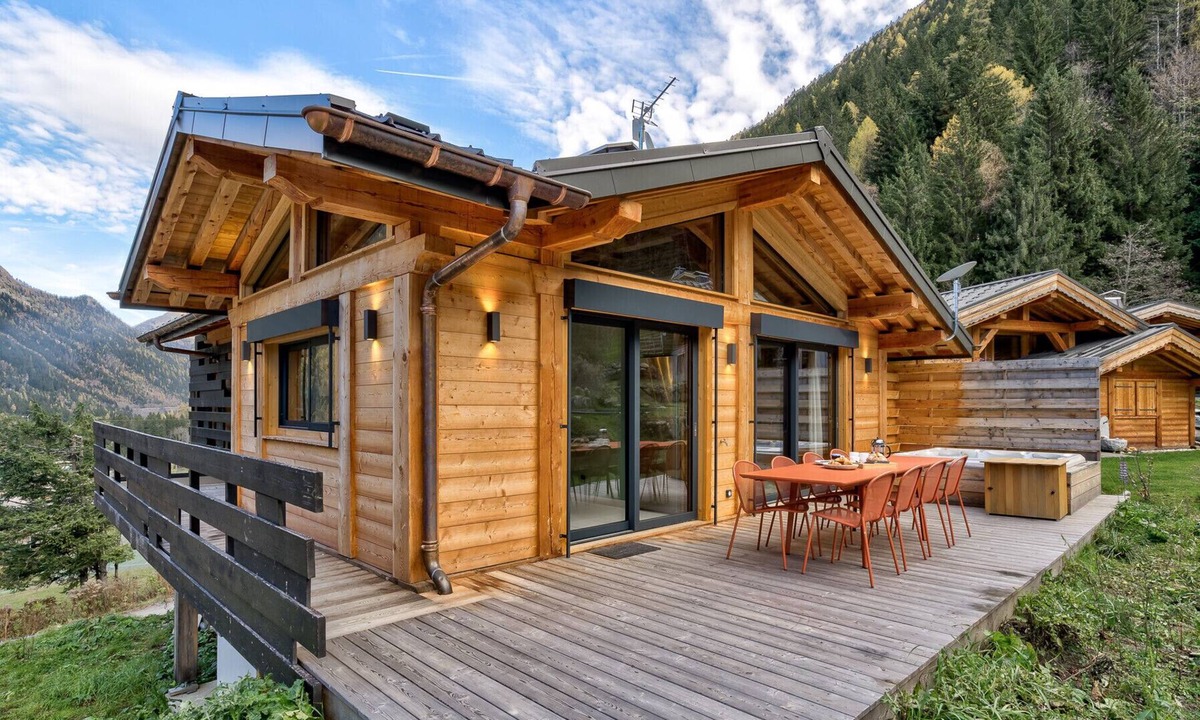 Le Lavancher Ski Chalet | Peaceful Serviced Chalet with Indoor Pool