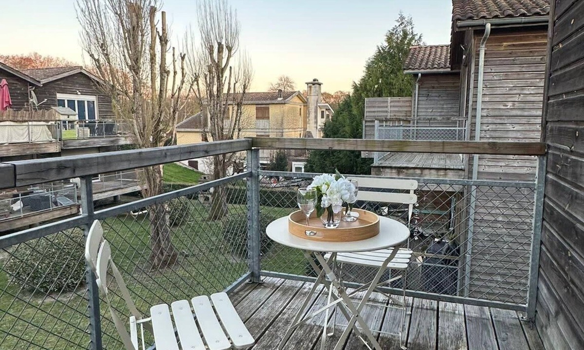 Le Teich Apartment | Peaceful Verdant Haven in Le Teic