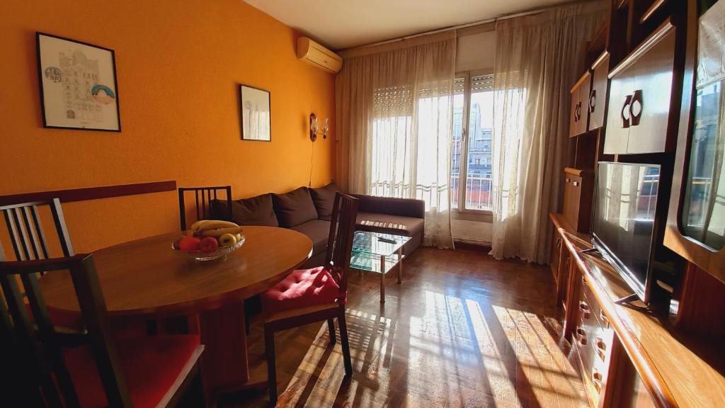 Esquerra de l'Eixample Apartment | Plaza Universitat