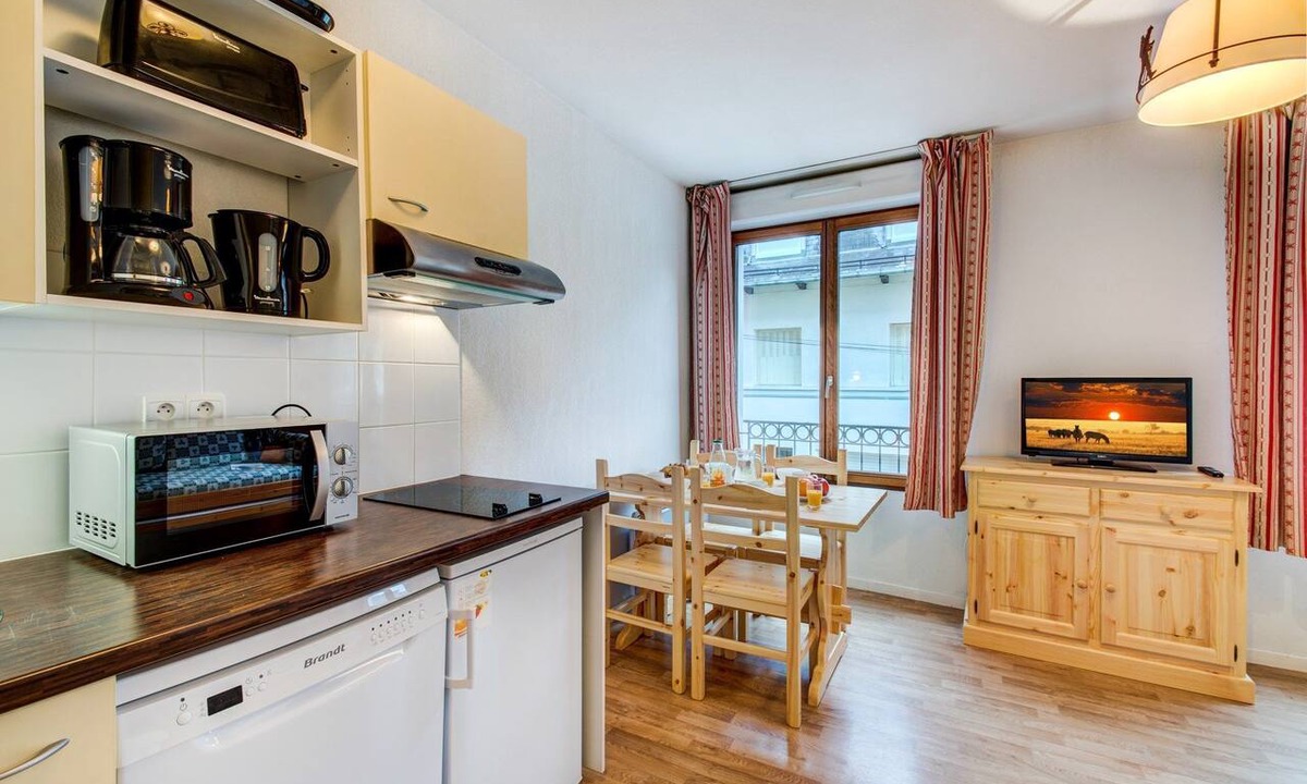 Bagneres-de-Luchon Apartment | Près des Navettes | Studio pour 2 | WiFi + Parking