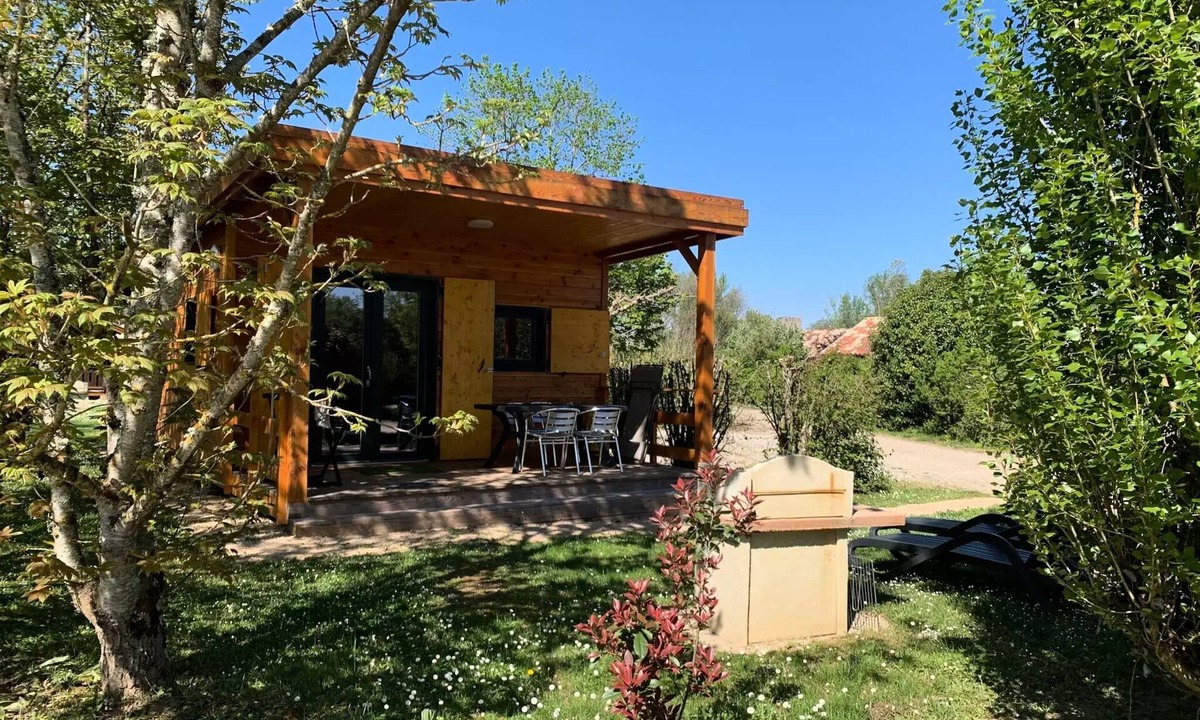 Brens Ski Chalet | PREMIUM 2-Bedroom Cottage - AC - Dishwasher - TV - BBQ - Cleaning*, sheets, bath towels - 35 m² + 12 m² covered terrace - Sleeps 4 to 5 people - 4 people