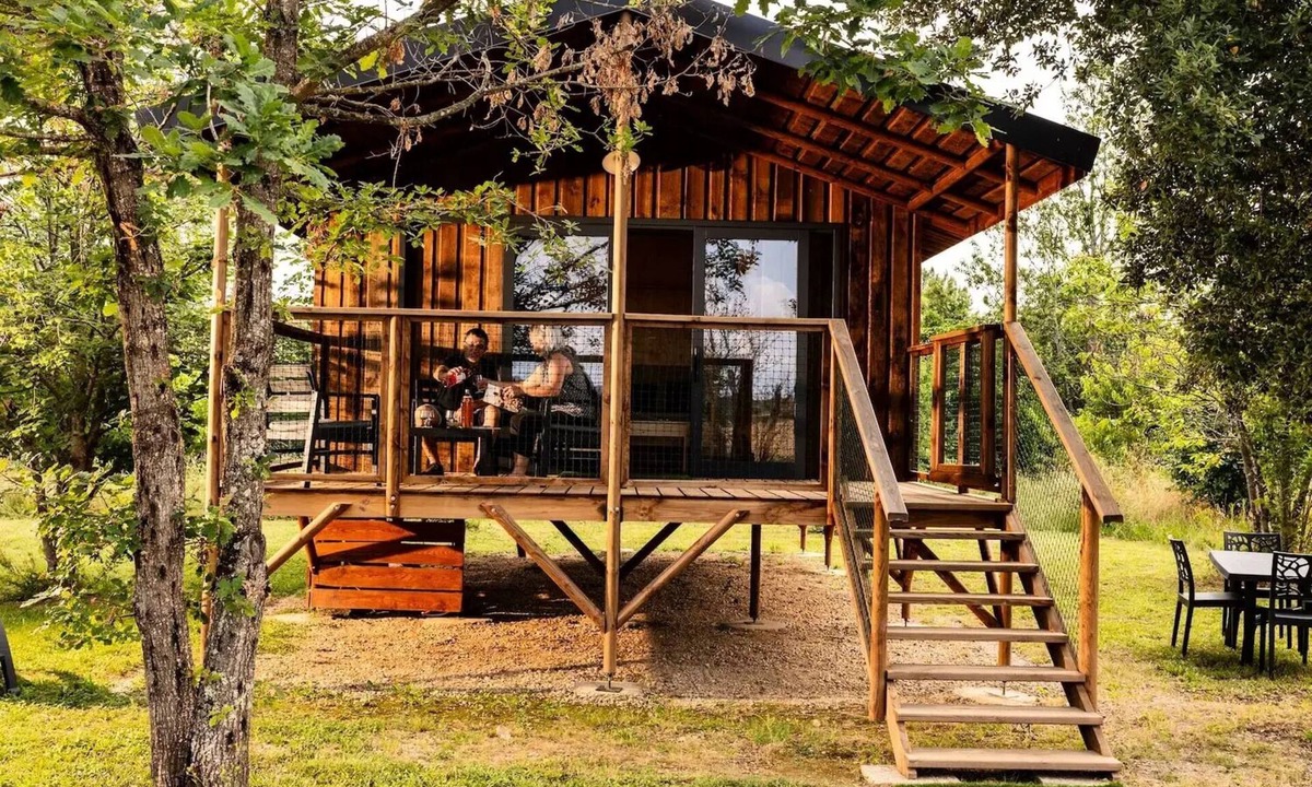 Brens Cabin | PREMIUM 2-Bedroom Lodge Cabin - Air Conditioning, Refrigerator, TV, BBQ, Cleaning Service*, Sheets, Bath Towels - 40 m² with a 13 m² covered terrace - Sleeps 4 to 5 people - 4 people