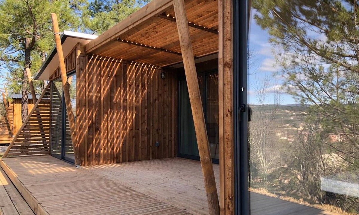 Les Vans Ski Chalet | Premium Chalet with Shared Pool, Mountain View, Wi-Fi, and Air Conditioning