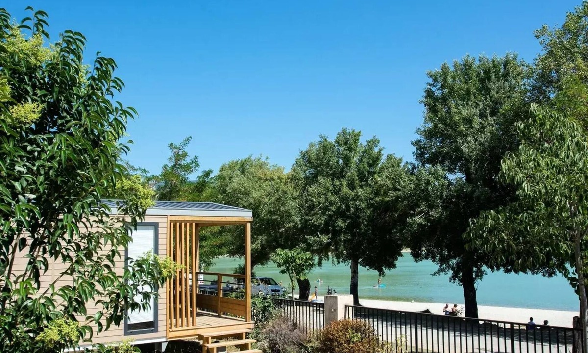 Cabrieres-dʼAigues House | Premium Cottage with Lake View - 27 m² - 2 Bedrooms, Sleeps 4