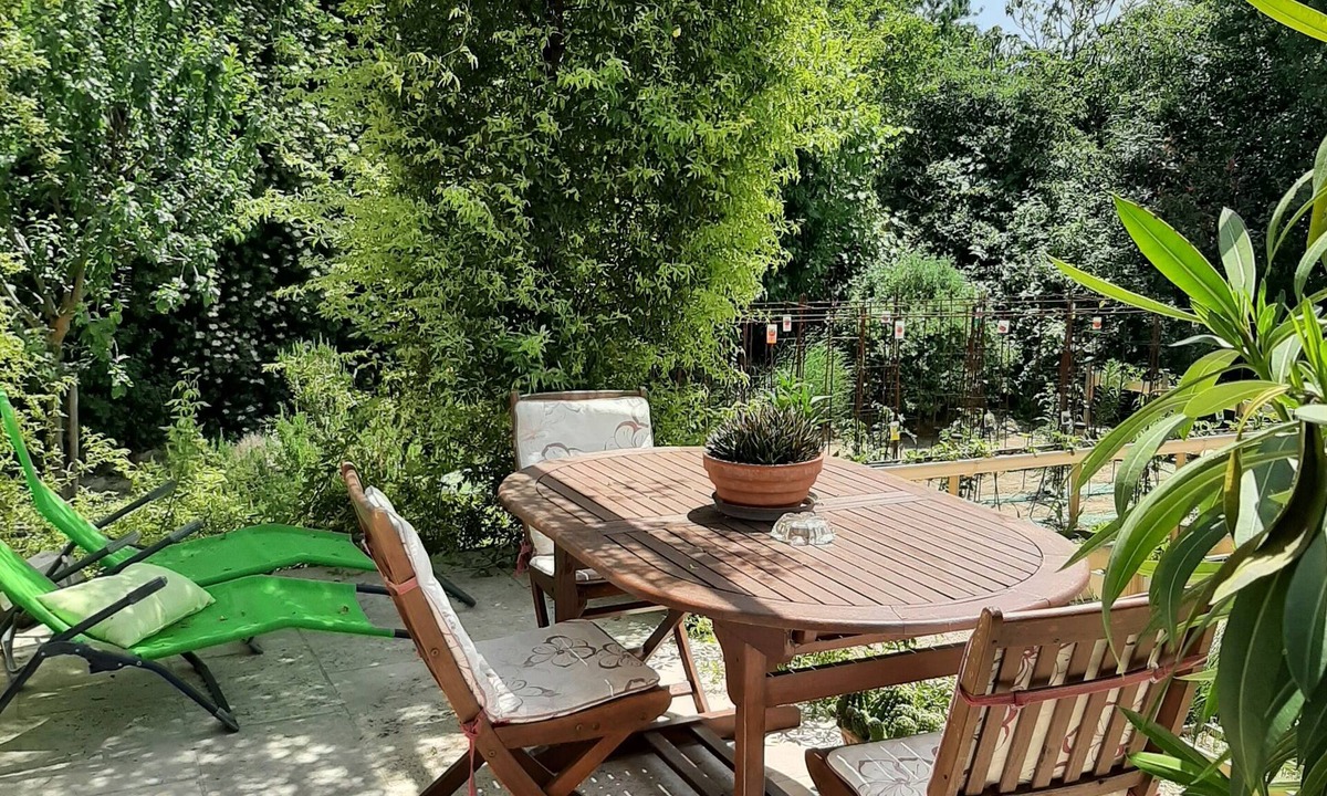 La Tour-d'Aigues Apartment | Pretty new studio in the countryside 2kms from the village. Quiet, facing vineyards