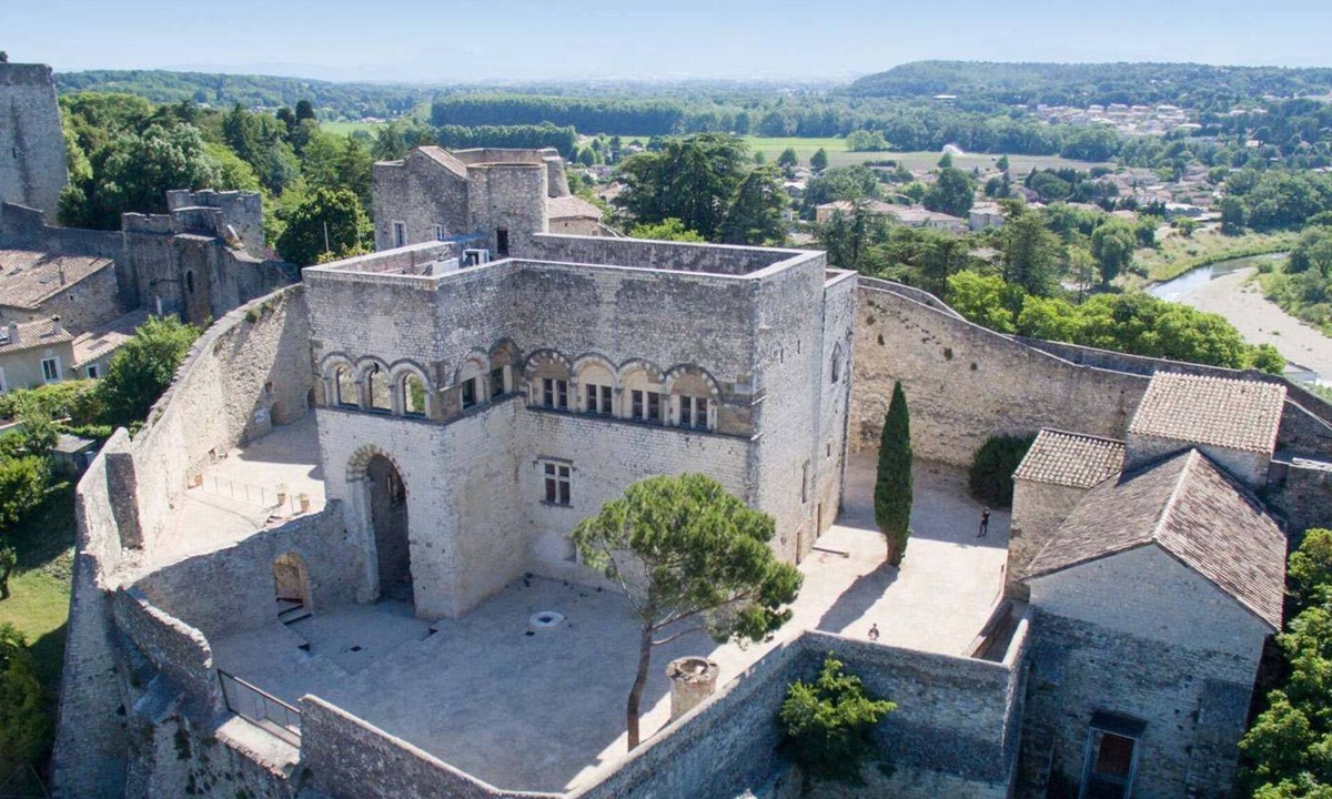 Rochemaure House | Pretty village house with private courtyard in Meysse, Ardèche.