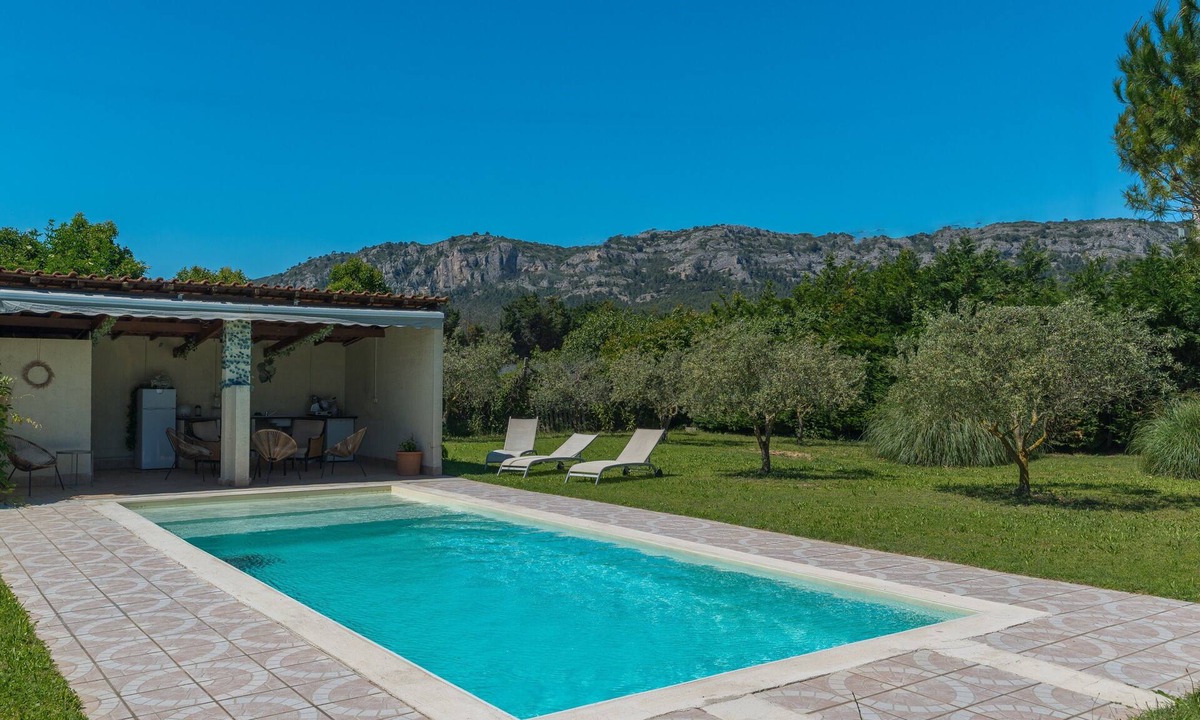 Merindol House | Provençal Cottage Facing Luberon with Shared Pool, Private Terraces, and Wi-Fi