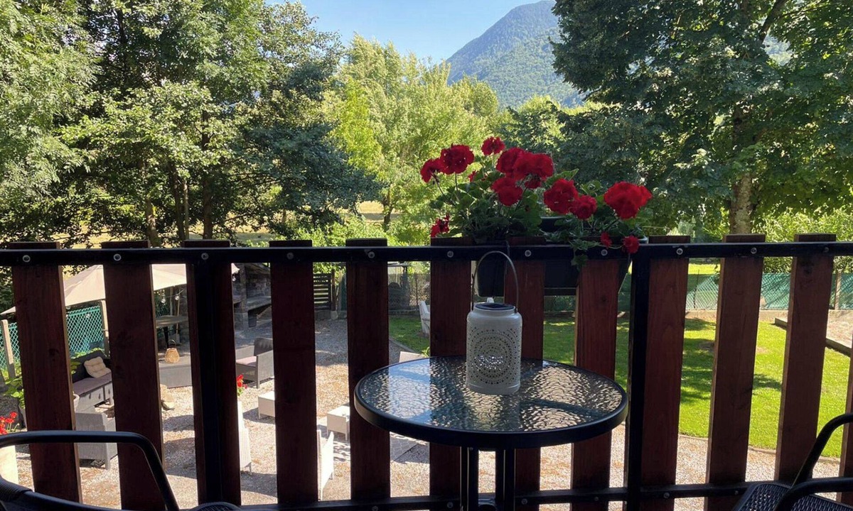 Saint-Beat Apartment | Pyrenees Panorama - Garonne River Apartment with Balcony