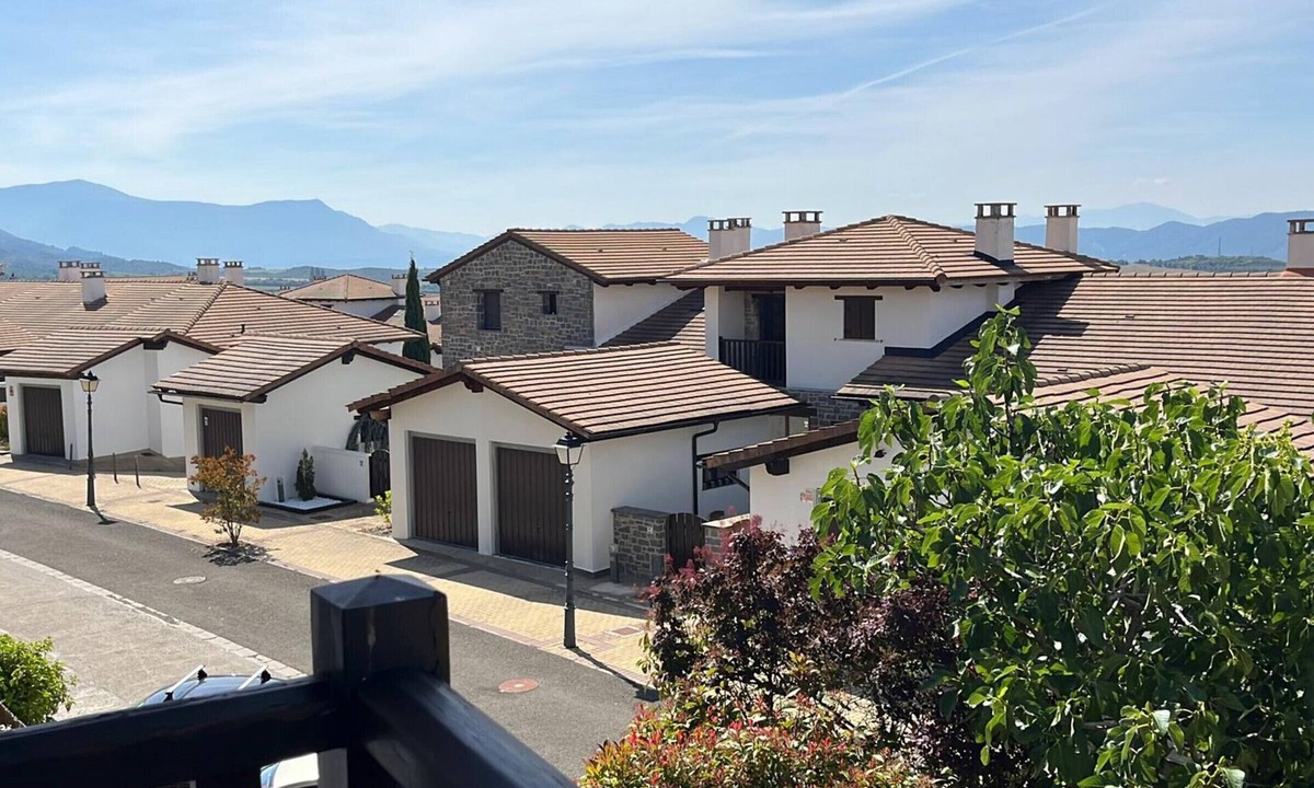 Badaguas Apartment | Quiet Duplex with Parking near Jaca