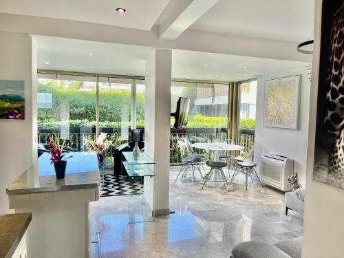 Mandelieu-la-Napoule Beach Apartment | Résidence Exceptionnelle - Appartement Standing avec Plage privée, Piscine, Tennis, Parking