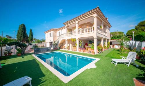 Comarruga Villa | R153 - Espaciosa Villa con Piscina Privada en Coma
