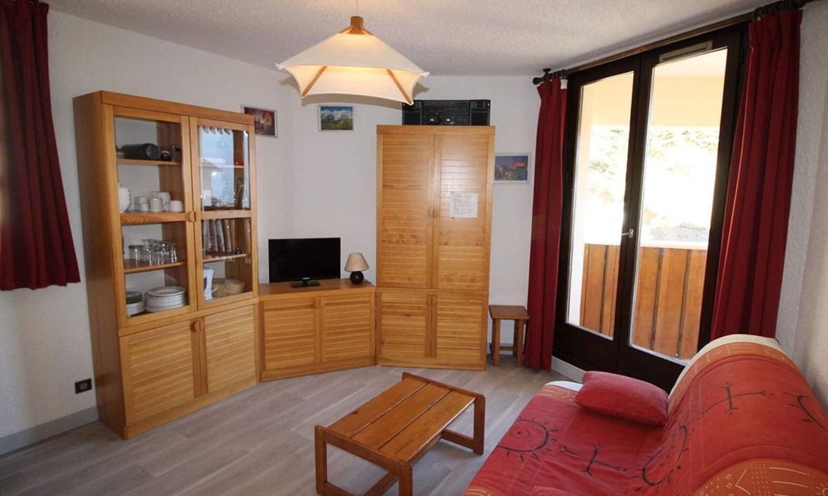 Auris Apartment | Refurbished studio cabin for 4 at ski slopes, near shops, ESF and sledging