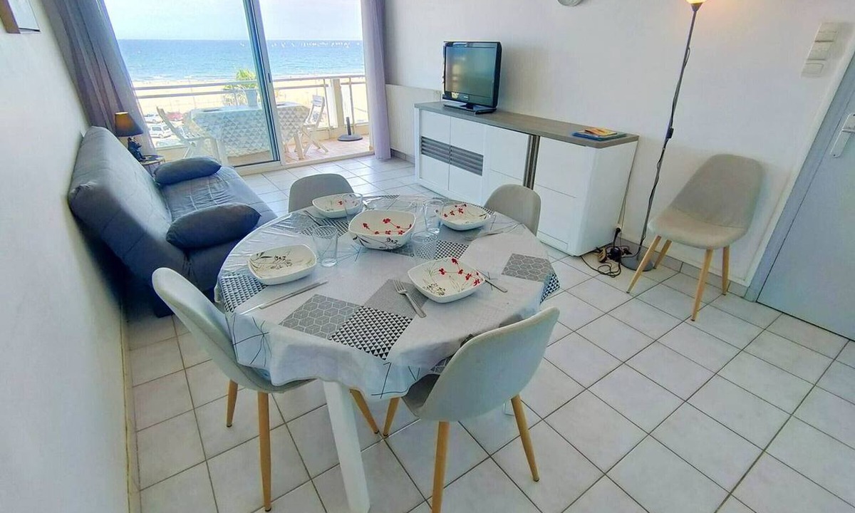 Le Port Apartment | Renovated 2-bedroom apt facing sea, balcony, 4 pers