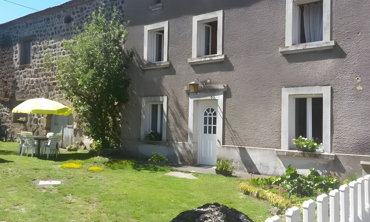 Landos House | Renovated Farmhouse with Private Garden in Peaceful Hamlet