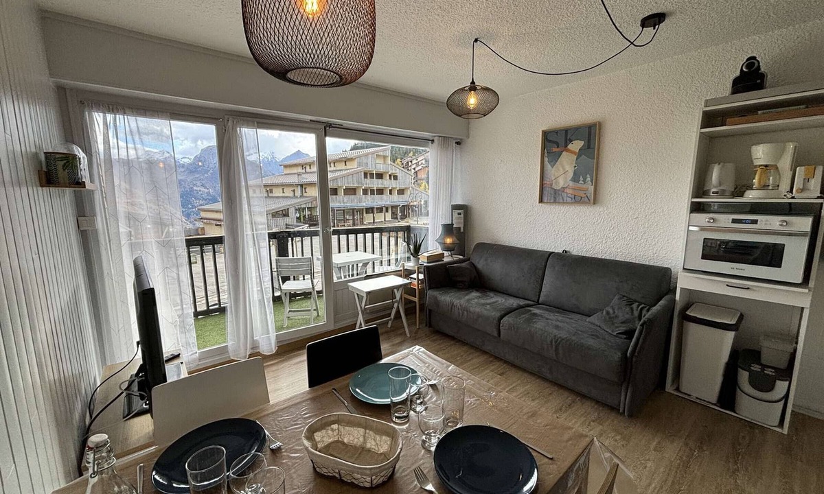 Auris Apartment | Renovated studio cabin, sleeps 4, ski-in/ski-out, parking, south-facing balcony