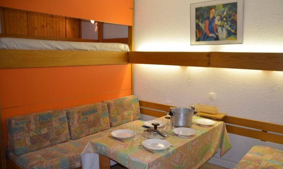Les Menuires Apartment | Resort center, 3rd floor, view ski slopes, balcony, tv, 24m², Les Menuires