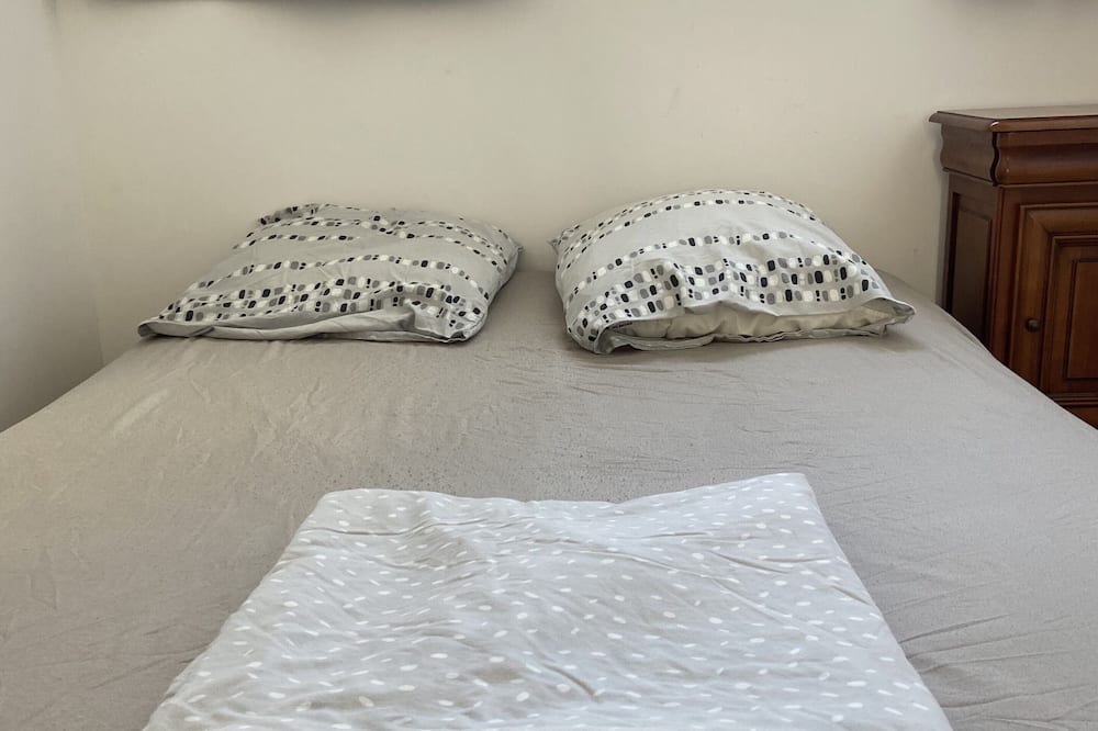 Mudaison Apartment | Room 7 with Shared Terrace and Wi-Fi