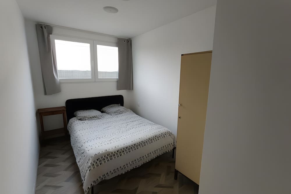 Mudaison Apartment | Room 'Chambre 1' with Shared Terrace, Shared Garden and Wi-Fi