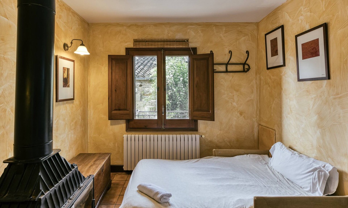 Pujals dels Pagesos Apartment | Room 'Garbi' with Shared Pool, Wi-Fi and Air Conditioning