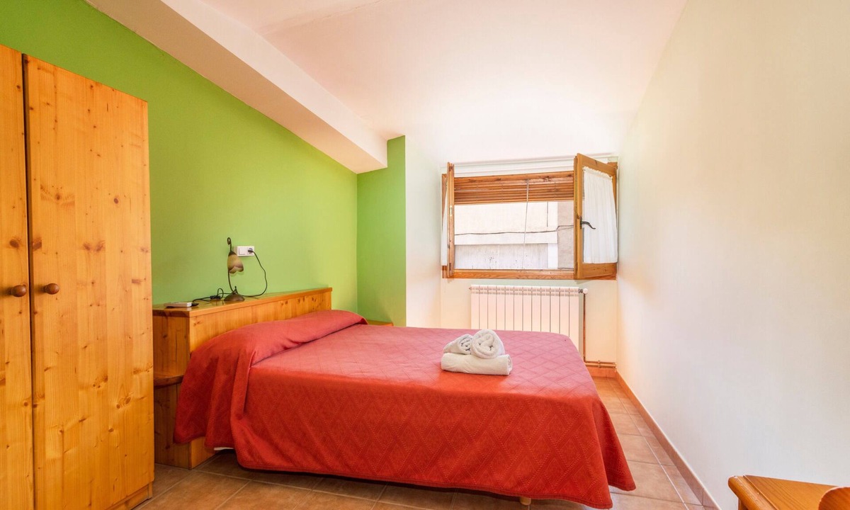 Conques Apartment | Room 'Habitación Doble' with Mountain View, Wi-Fi and Air Conditioning