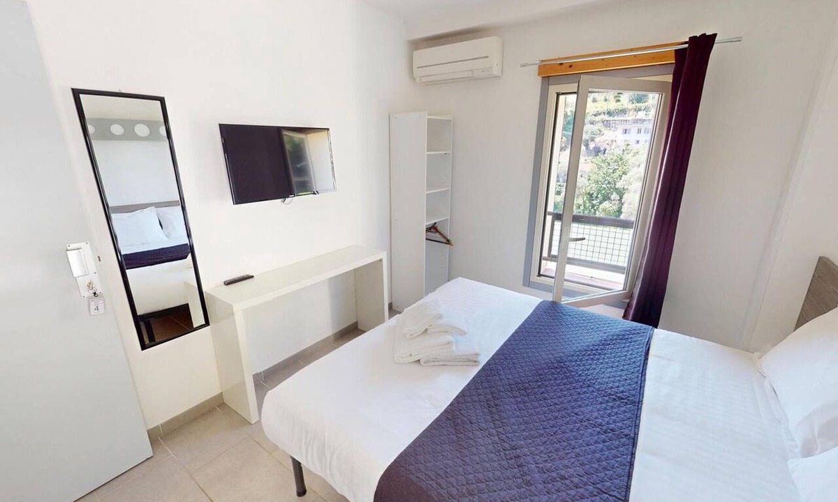 Menton Apartment | Room with air conditioning and mountain view