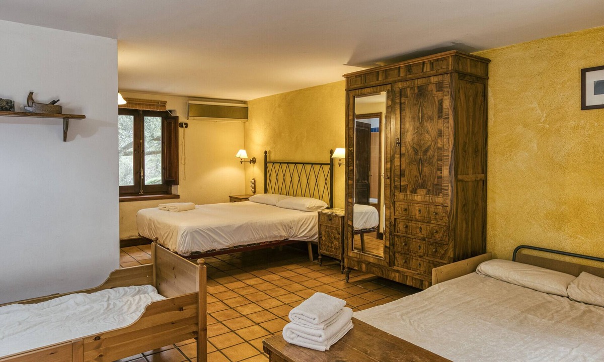 Pujals dels Pagesos Apartment | Room 'Xaloc' with Shared Pool, Wi-Fi and Air Conditioning