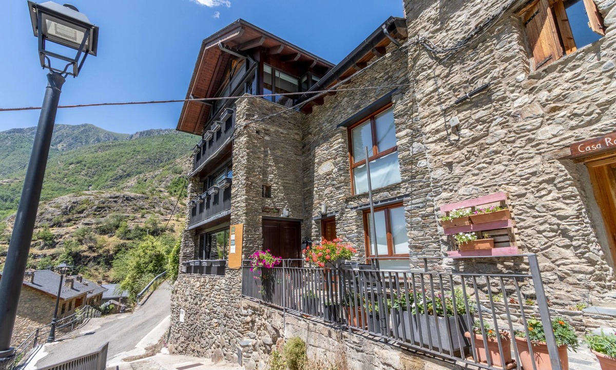 Tavascan House | Rural House 'Guillem Completa' with Lake Views, Wi-Fi, and Air Conditioning