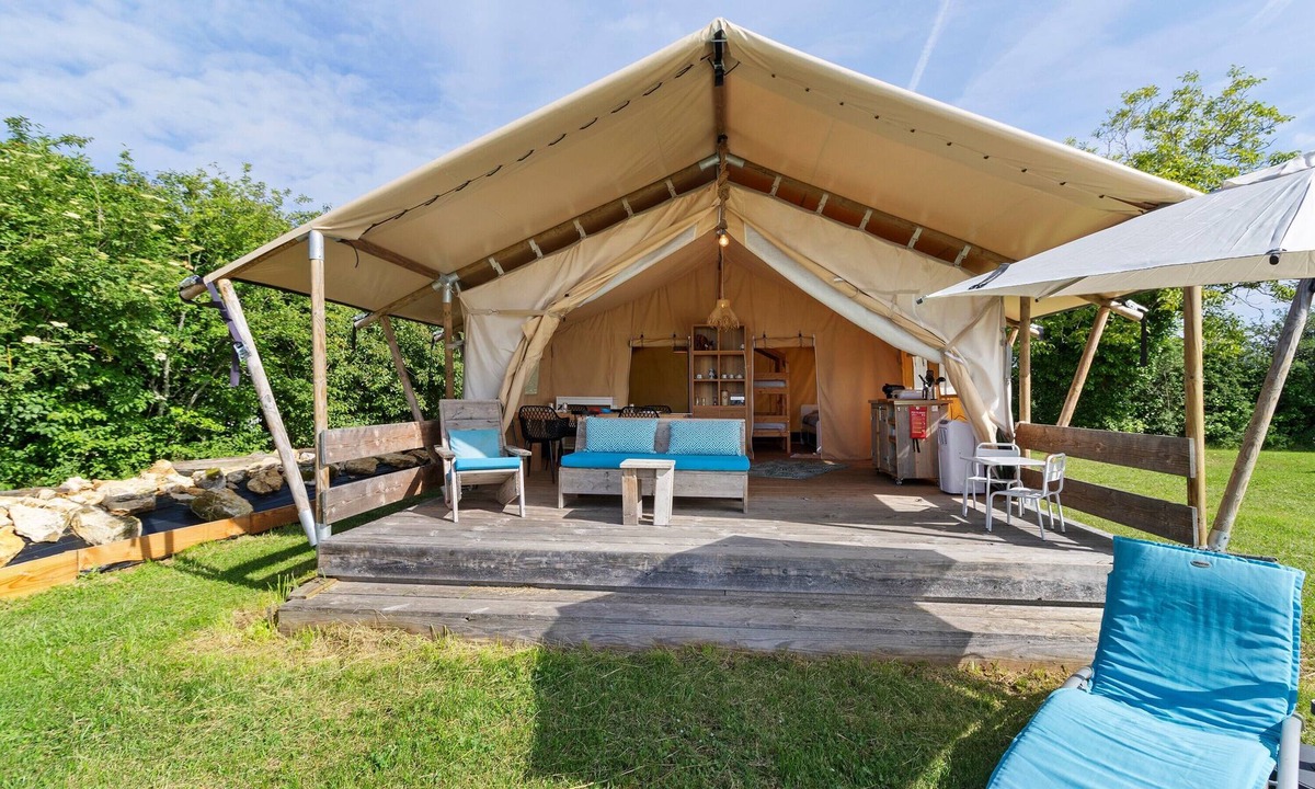 Jayac RV Rental | Safarilodgetent Prestige with Airco, Shared Pool, Private Terrace and Wi-Fi