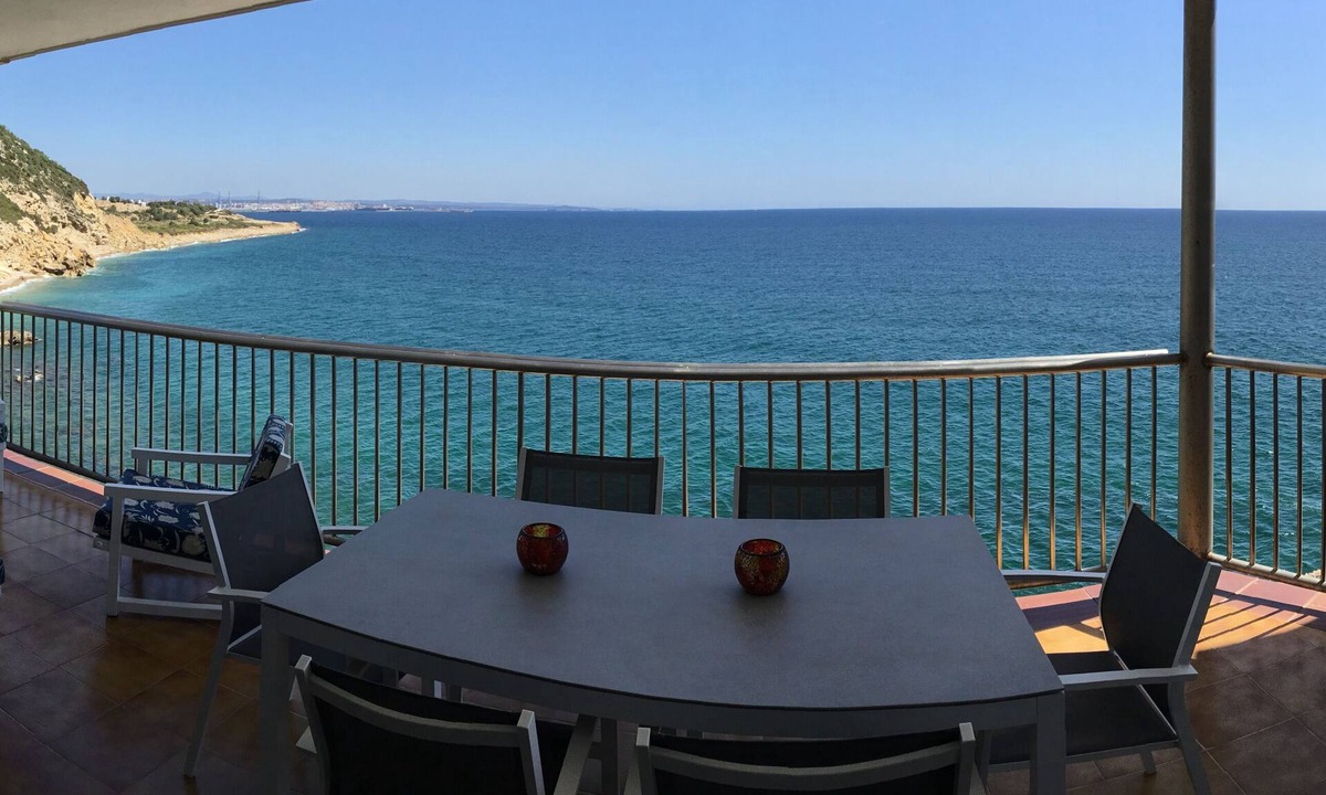 Cap de Salou Apartment | Salou very beautiful air conditioned apartment 1st line sea, wifi, direct sea access, Garage
