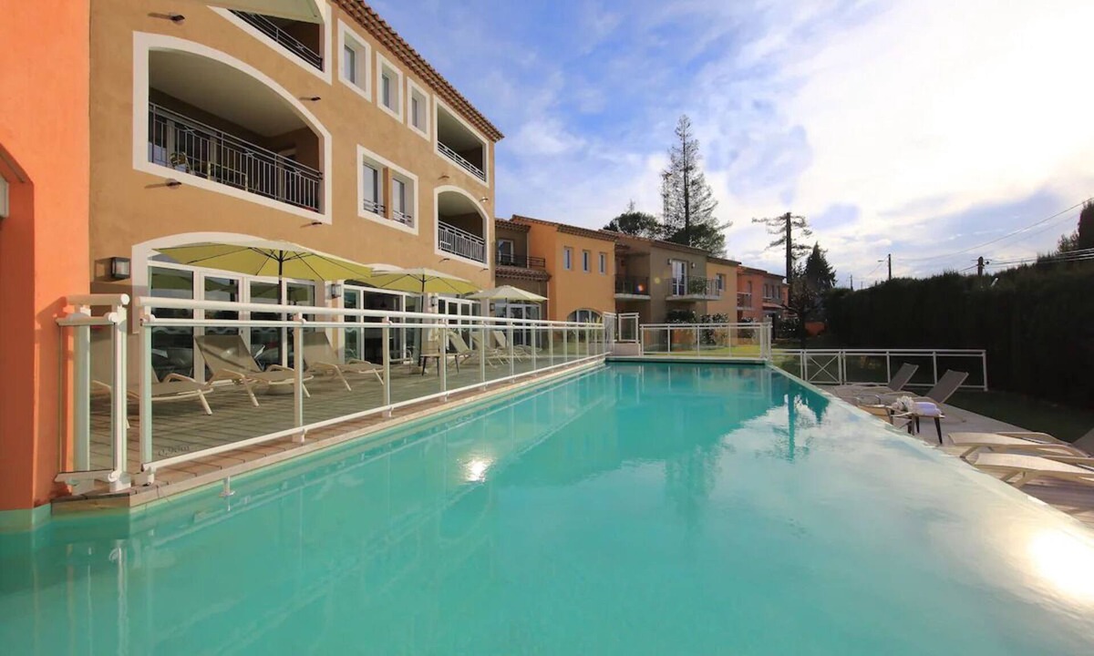 Mougins Hotel | Scenic Riviera Gateway! Spacious Room w/Kitchen and Living Space
